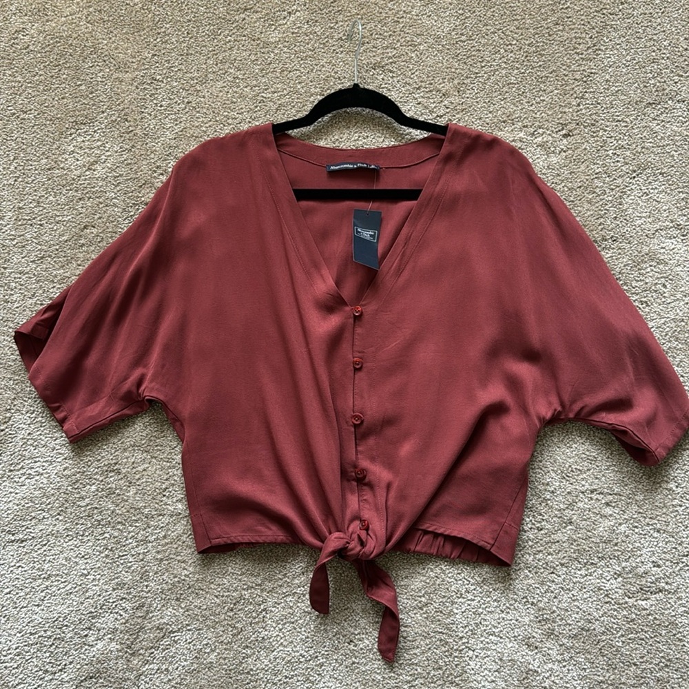A&F tie crop top. Medium size, maroon color, never worn.